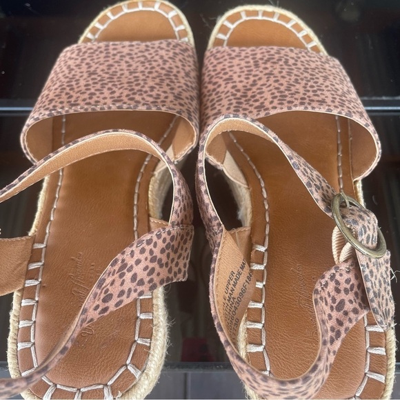 Universal Thread Women's Brown Espadrilles - Picture 4 of 6